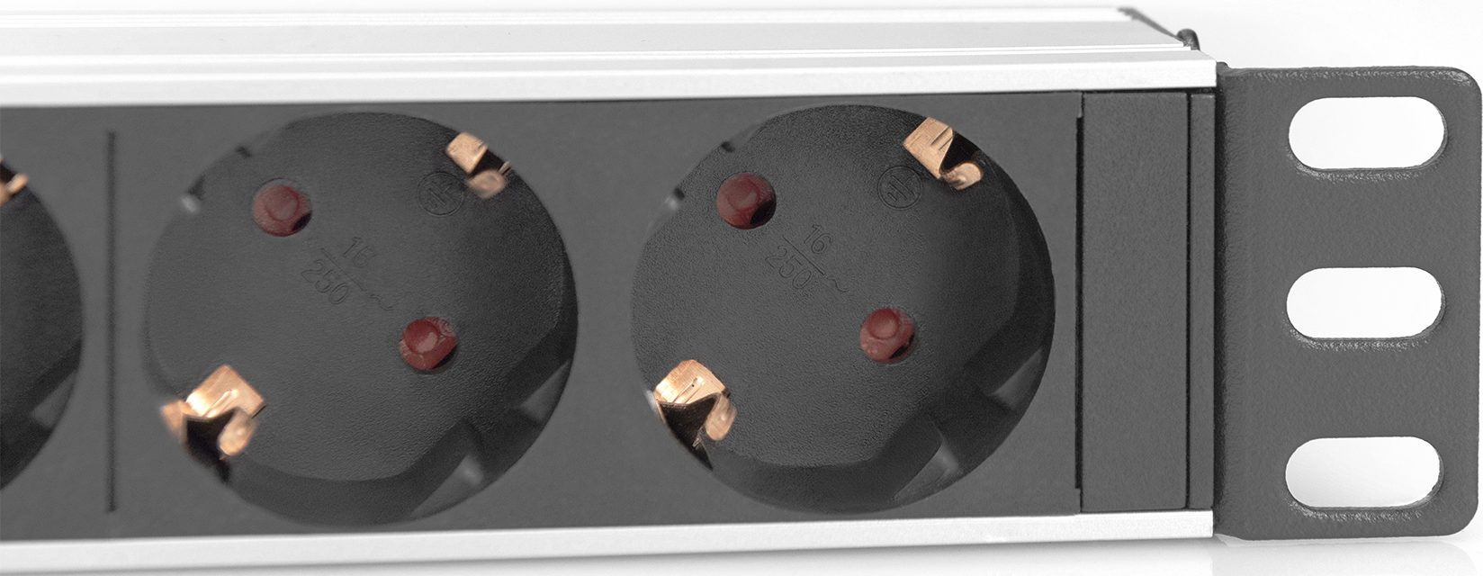 Eine graue Schuko-Steckdosenleiste mit Metallgehäuse und Montagewinkeln für den Rackeinbau.