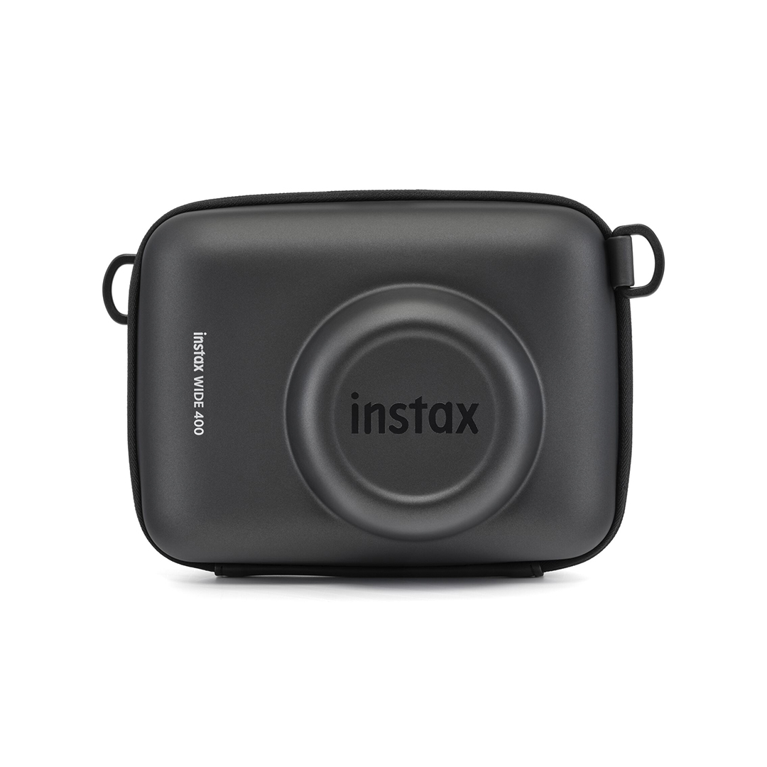 Beyaz arka planda yuvarlak lens çıkıntısı ve markalama içeren siyah instax WIDE 400 kamera çantası.