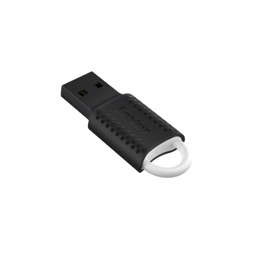 Siyah arka plan üzerinde dokulu kasaya ve beyaz halkaya sahip siyah Lexar USB bellek.