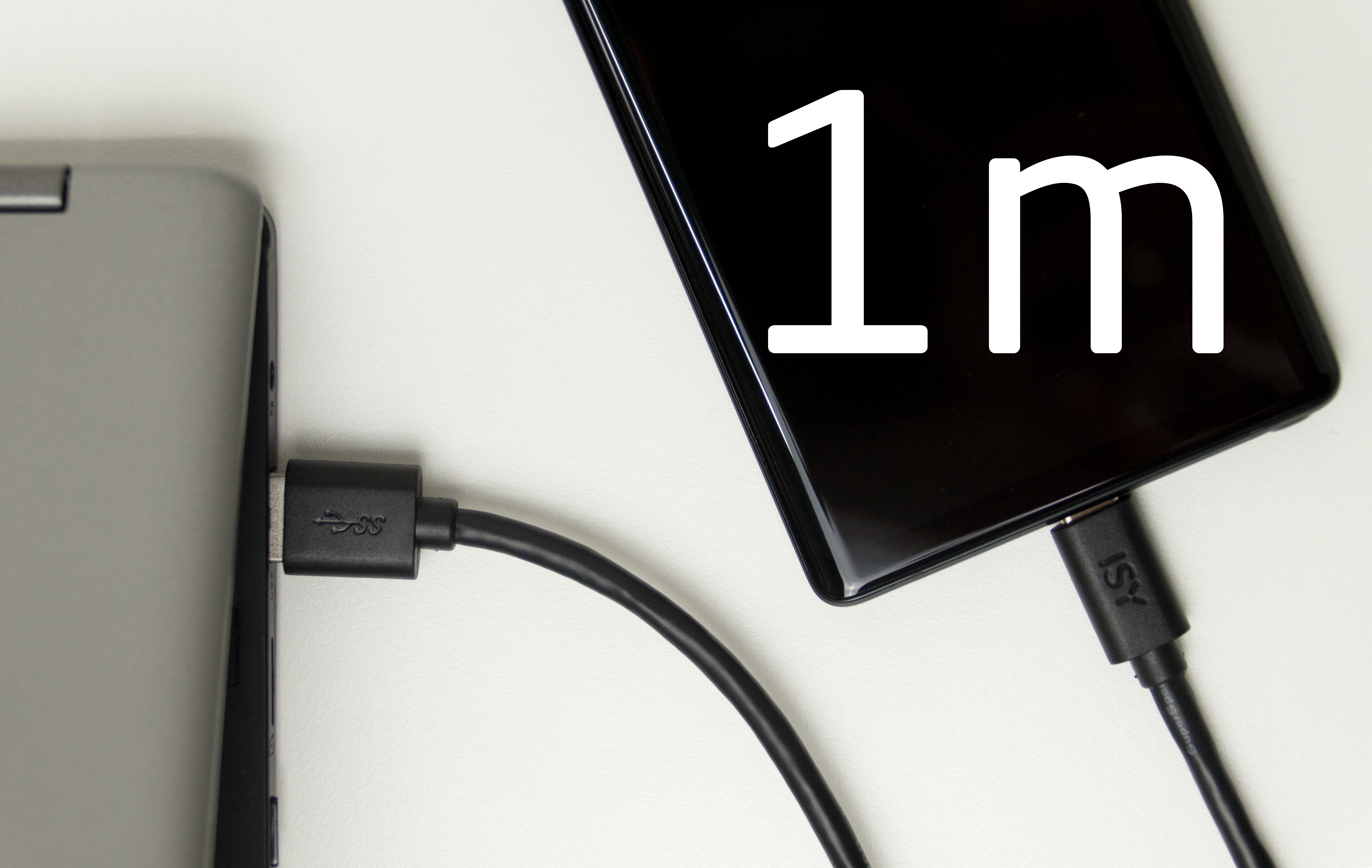 Un smartphone y un portátil están conectados con un cable USB negro de 1m.