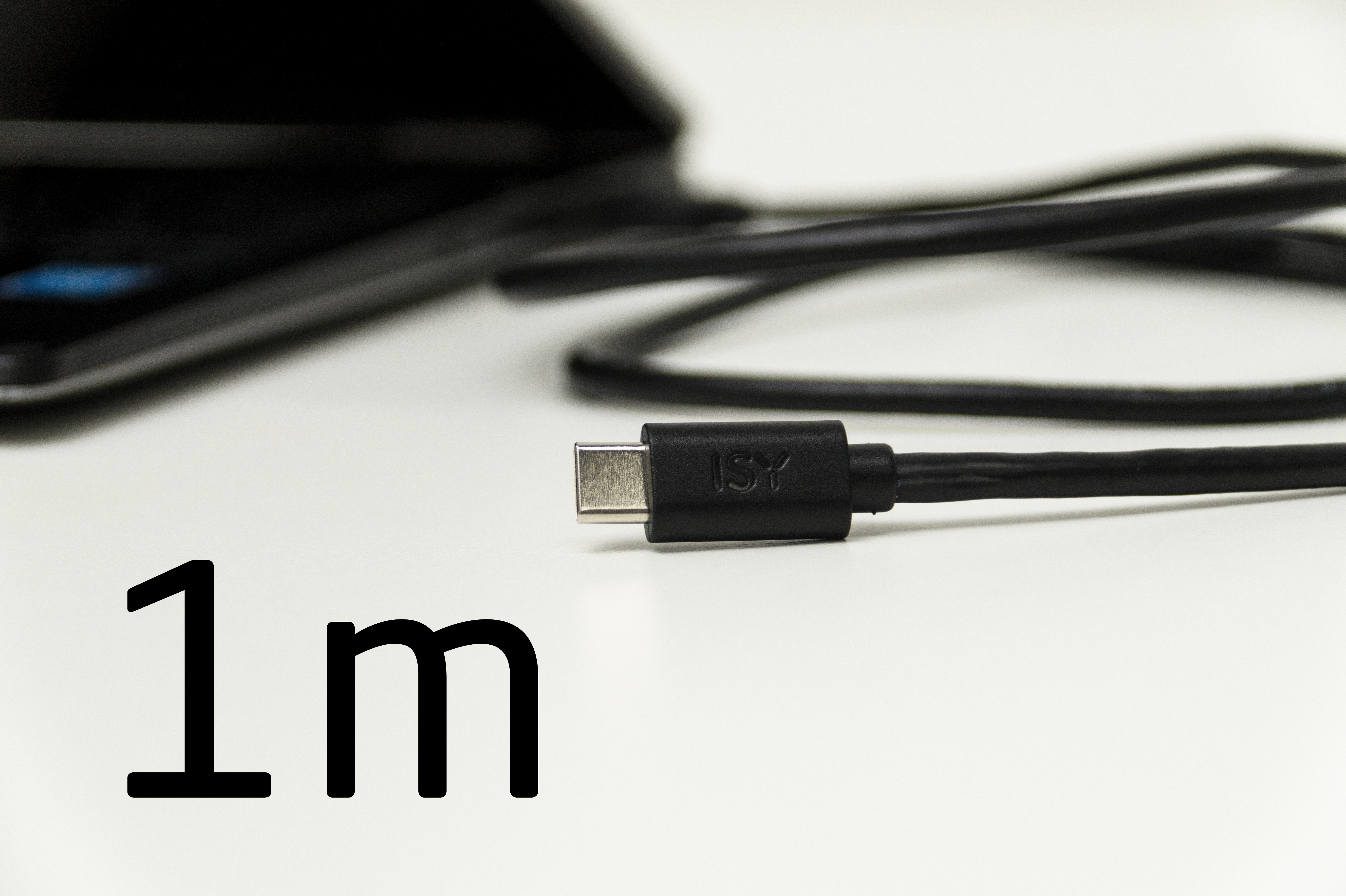 Un cable USB-C ISY negro sobre fondo blanco con el texto 1m.
