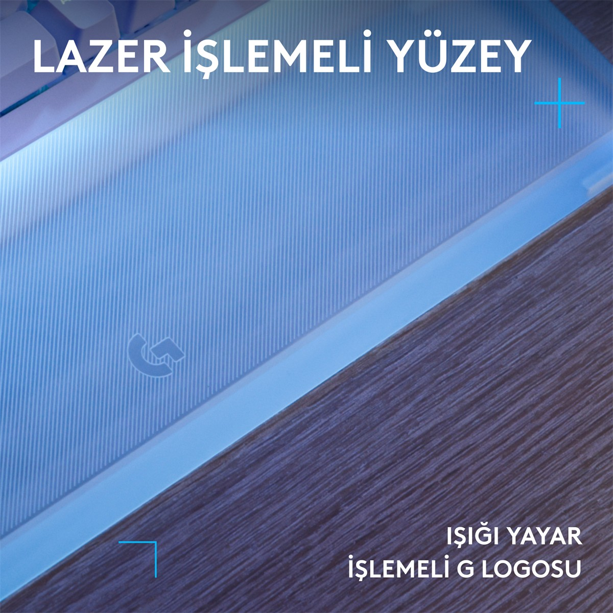 Ahşap masa üzerinde mavi ışıklı, lazer işlemeli yüzeye ve G logosuna sahip bilek desteği.