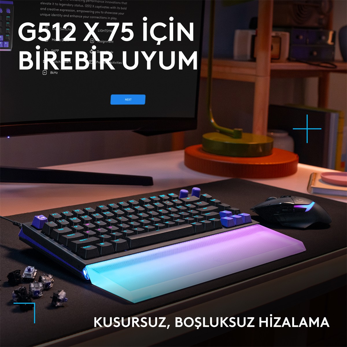 Masada aydınlatmalı bilek desteğine sahip oyuncu klavyesi, fare ve monitör.