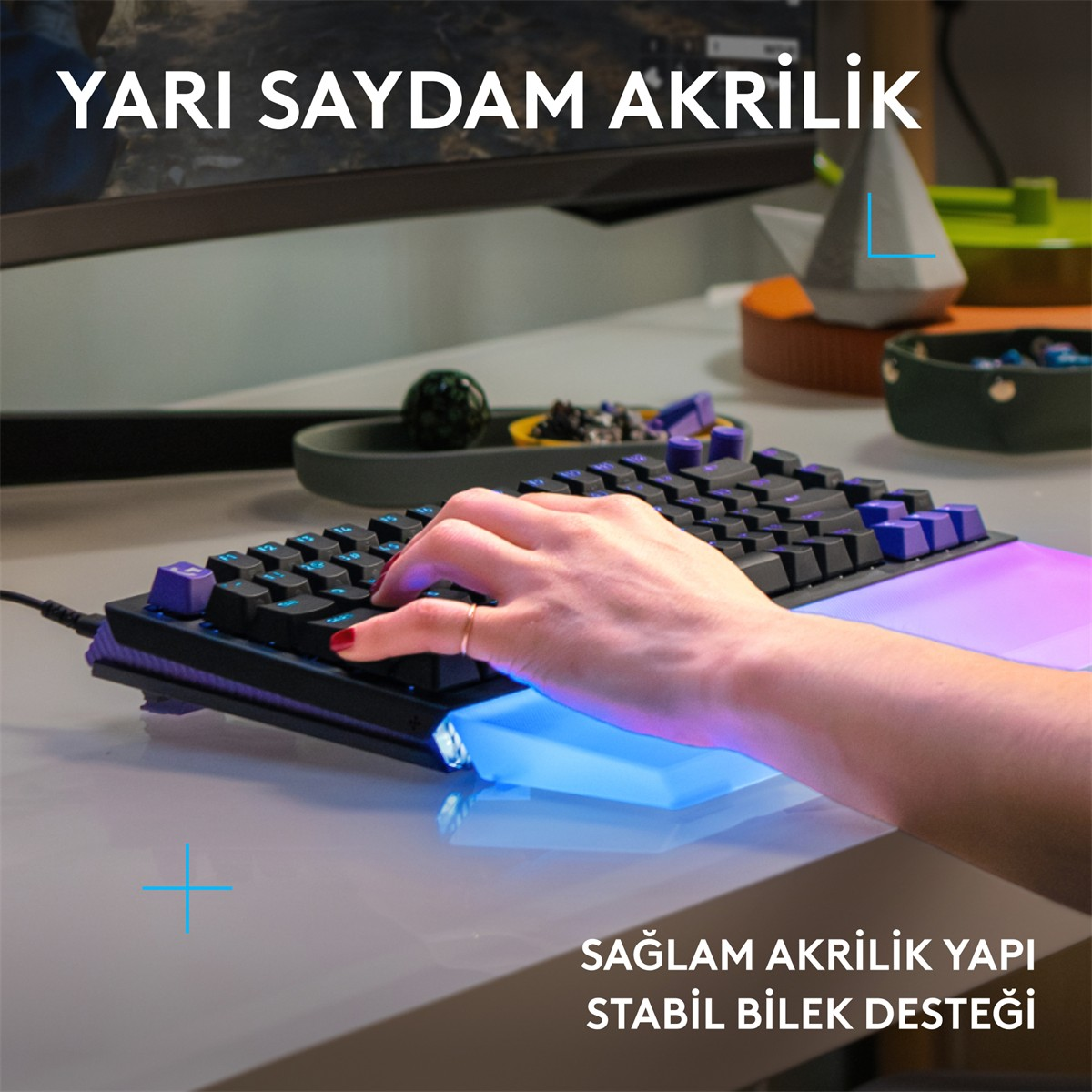 Mavi akrilik bilek destekli siyah klavyede yazan el.