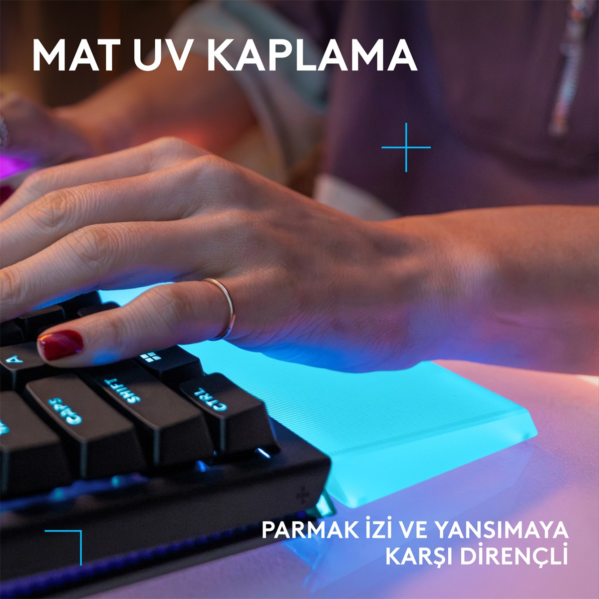 Mavi arka aydınlatmalı klavyede yazı yazan bir el ve yazılar.
