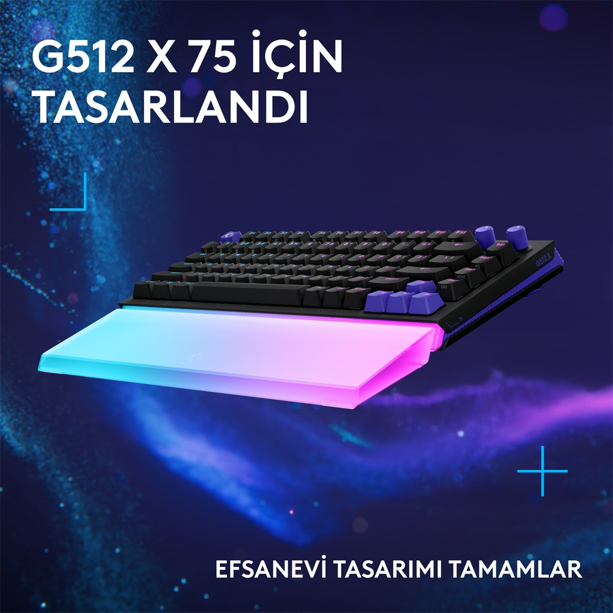 Koyu arka plan önünde aydınlatmalı mavi ve pembe bilek destekli siyah oyuncu klavyesi.