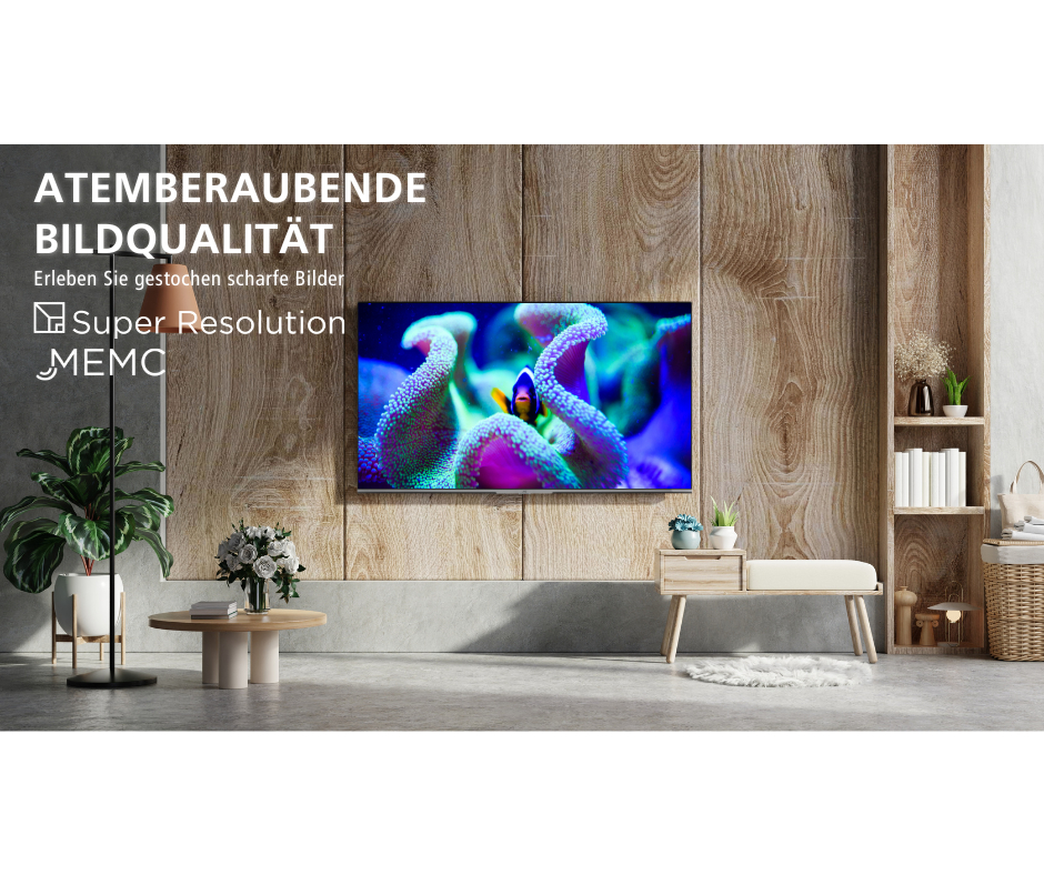 Wohnzimmer mit holzverkleideter Wand, hängendem Fernseher mit farbigen Unterwasserbildern, Lampe und Möbeln.