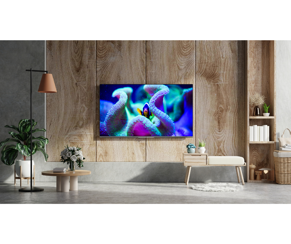 Wohnzimmer mit Holzverkleidung, grossem Fernseher mit Clownfisch-Bild, Stehlampe, Pflanze und moderner Bank.