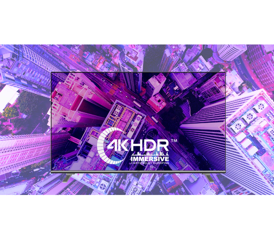 Ein Fernseher zeigt ein lila eingefärbtes Luftbild einer Stadt mit einem 4K-HDR-Logo in der Mitte.