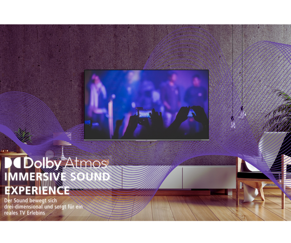 Wohnzimmer mit TV an dunkler Wand, davor fließende lila Schallwellen-Grafiken und Dolby Atmos Text.