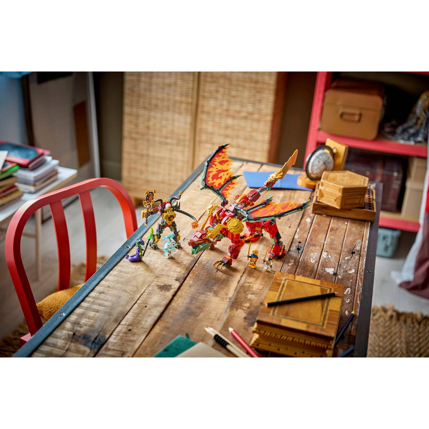 Drago Lego e personaggi su un tavolo di legno rustico all'interno.