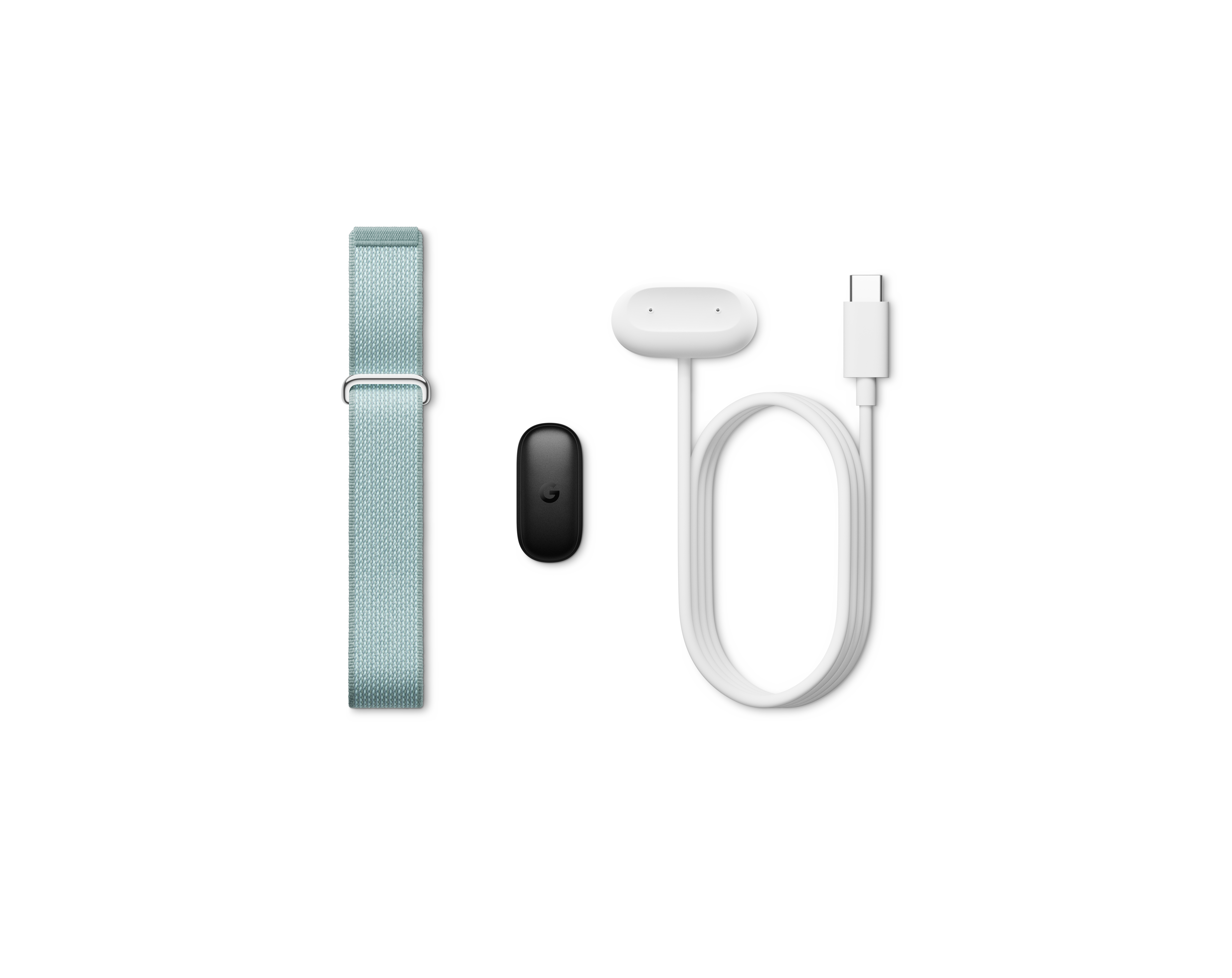 Ein hellblaues Stoffarmband, ein schwarzes Fitness-Tracker-Modul und ein weißes USB-C-Ladekabel auf weißem Grund.