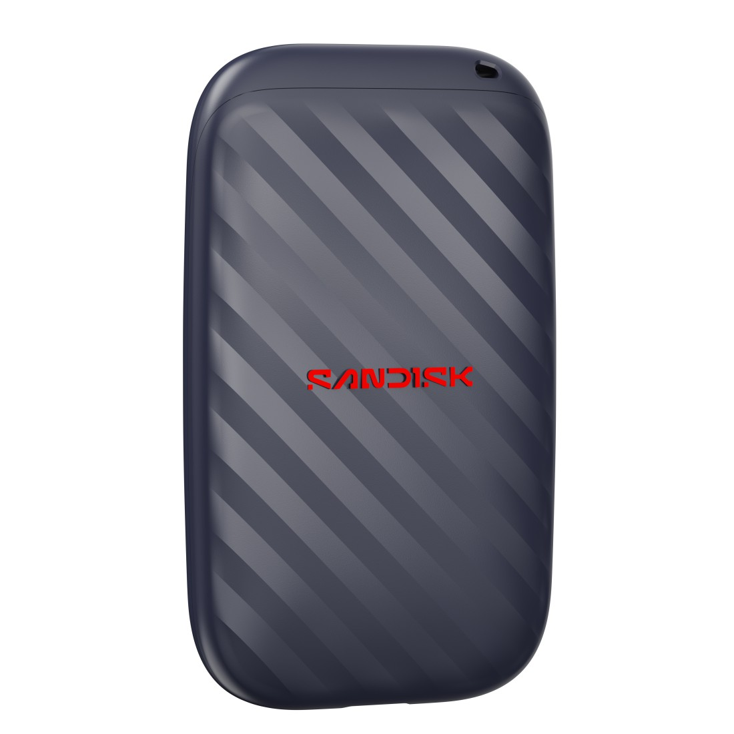 Sötétkék SanDisk hordozható SSD átlós bordákkal és piros logóval fehér háttér előtt.