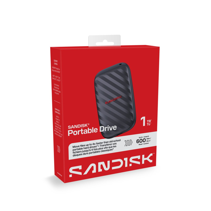 Piros-fehér kiskereskedelmi doboz 1 TB-os SanDisk hordozható meghajtóhoz fehér alapon.