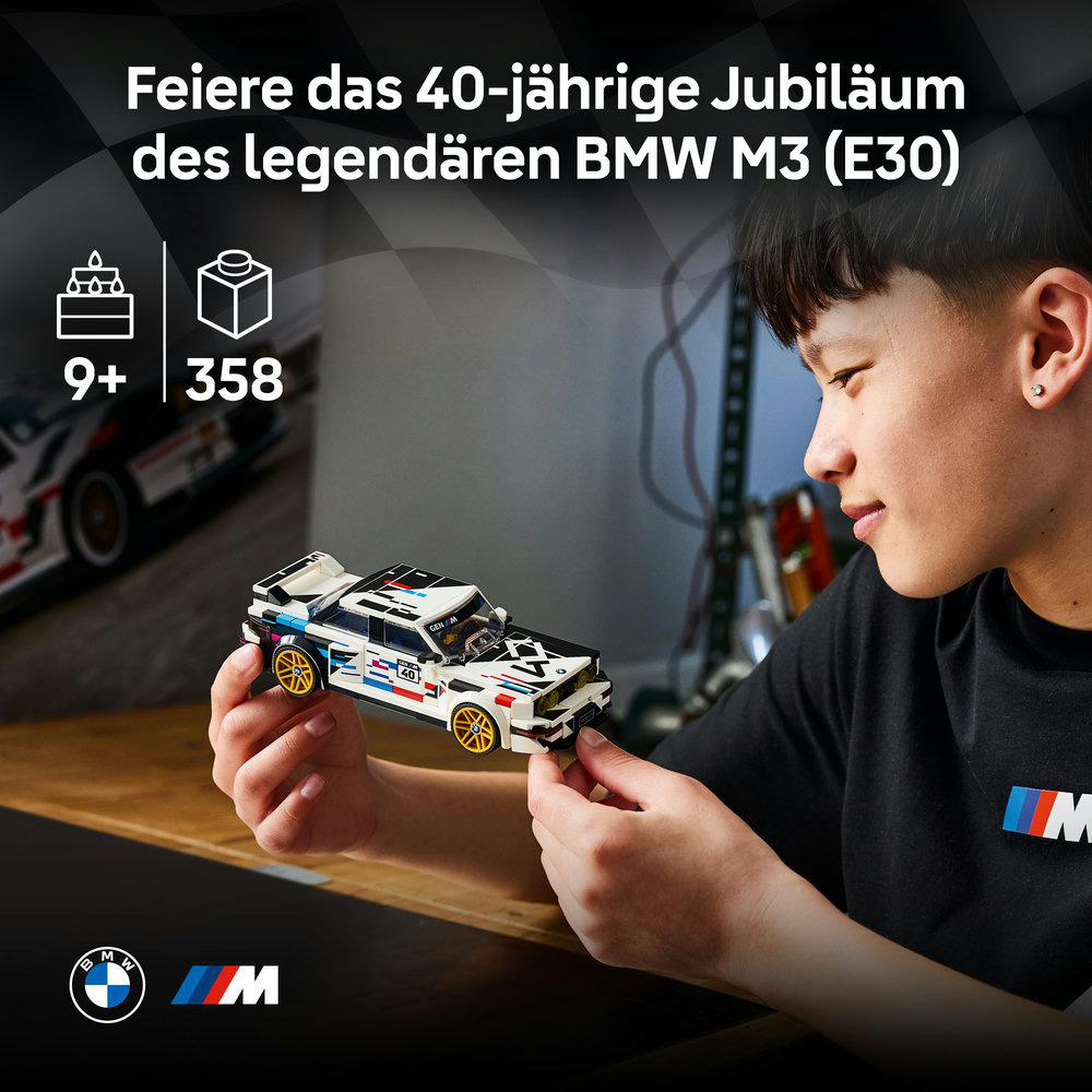 Ein Jugendlicher hält ein fertiges LEGO BMW M3 Modellauto in den Händen.