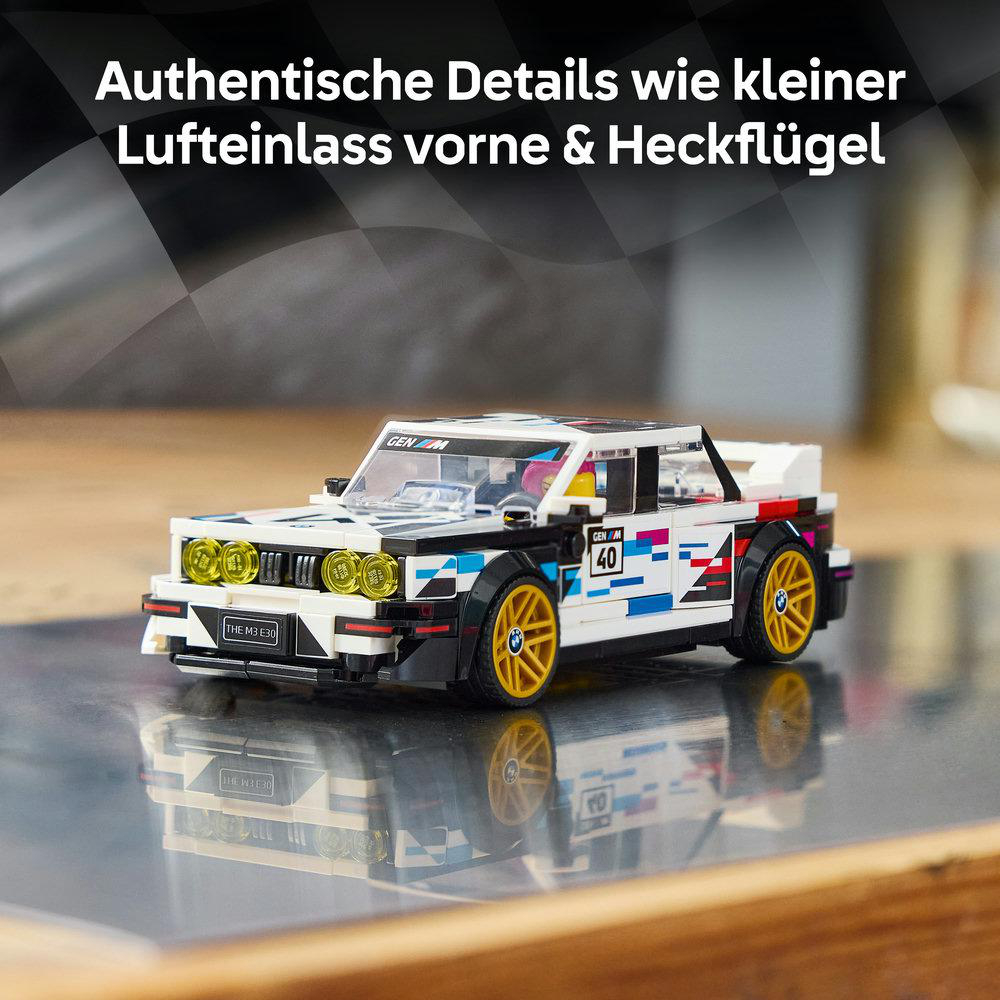 Ein Lego-Rennauto mit bunten Aufklebern und goldenen Felgen steht auf einem glänzenden Tisch mit Spiegelung.