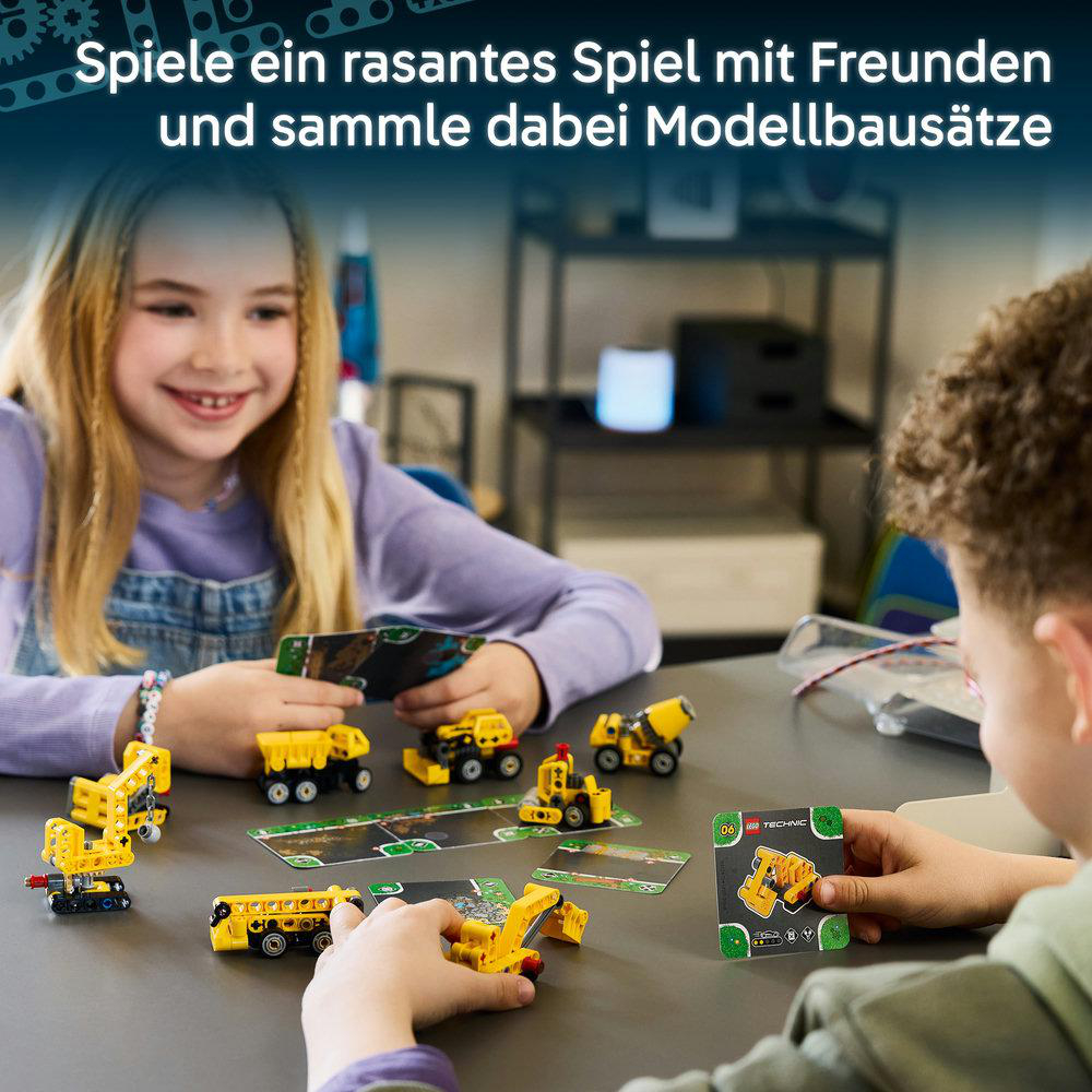 Zwei Kinder spielen an einem Tisch mit Lego-Technic-Modellen und Spielkarten.