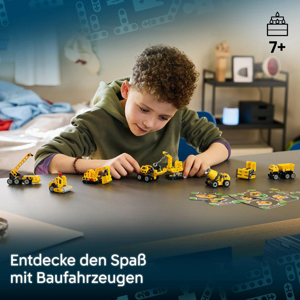 Ein Junge spielt am Tisch mit kleinen gelben Lego-Baufahrzeugen, im Hintergrund ein Zimmer.