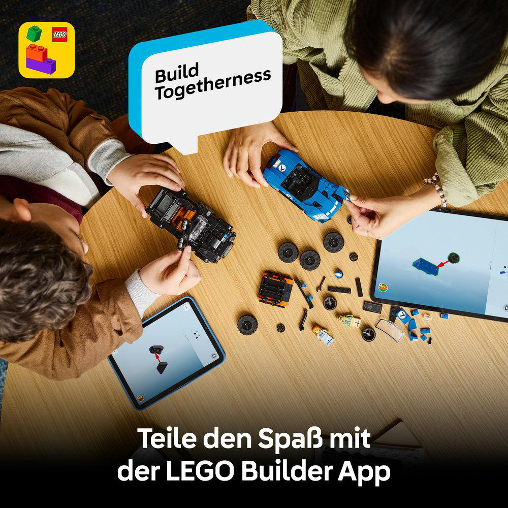Zwei Personen bauen zusammen Lego-Autos an einem Holztisch mit Tablets.