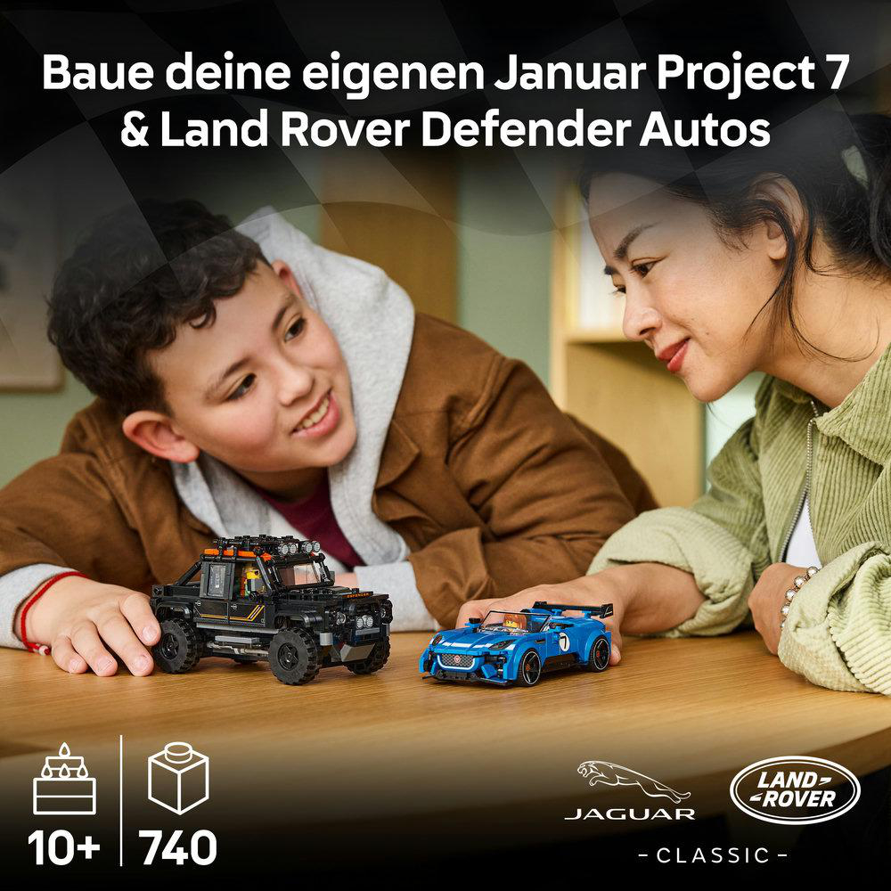 Ein Junge und eine Frau bauen zusammen Lego Jaguar und Land Rover Autos.