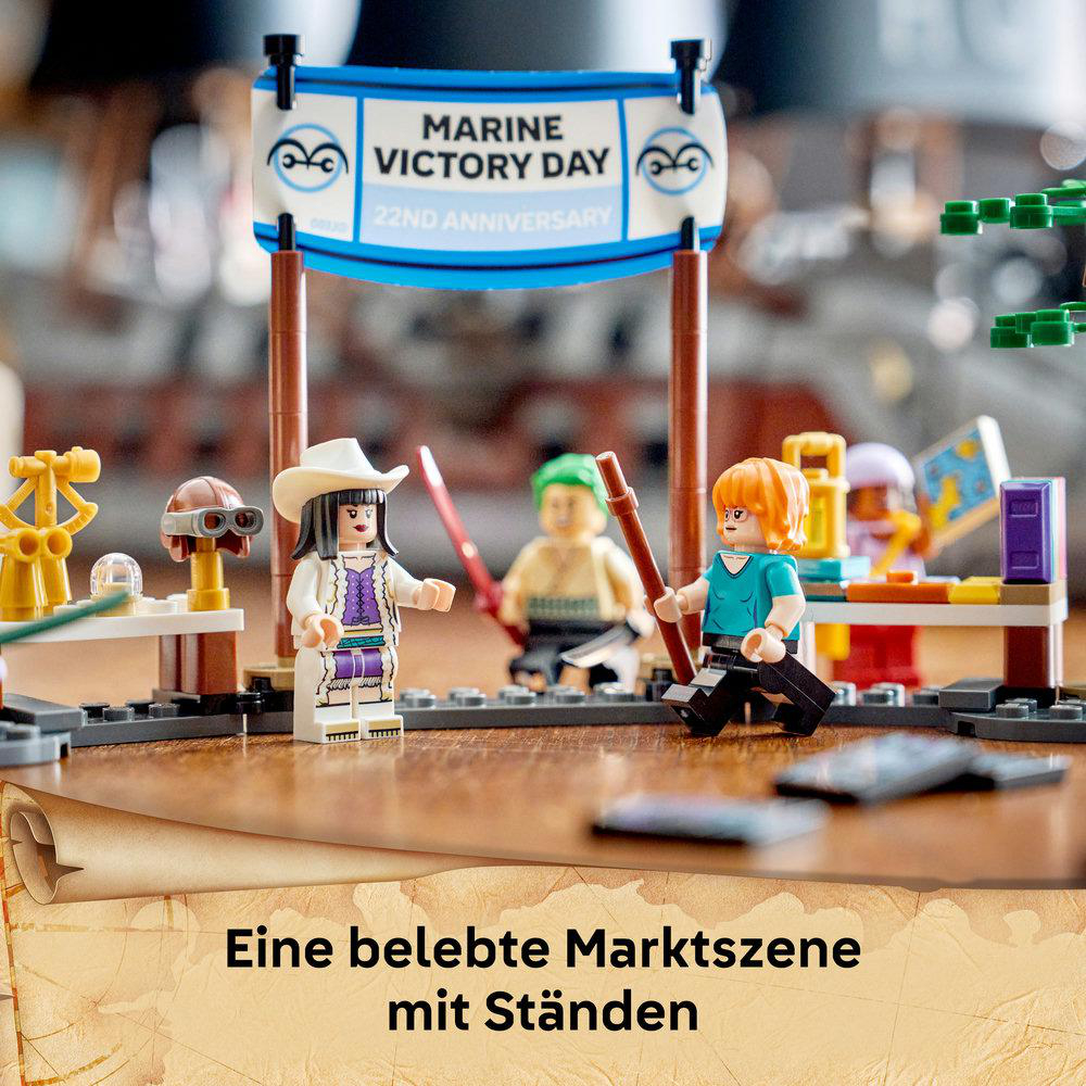 Lego-Figuren stehen unter einem Marine-Schild auf einem hölzernen Tisch.