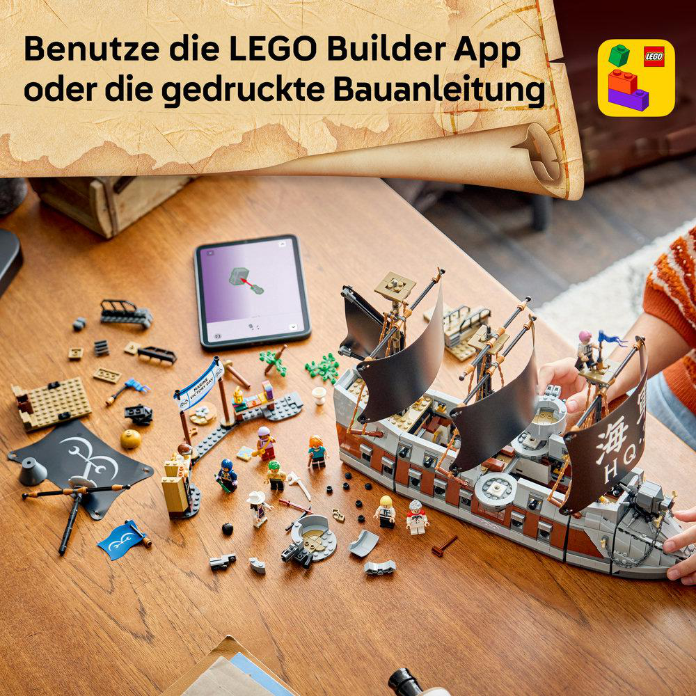 Ein Lego-Piratenschiff auf einem Holztisch mit Figuren, Bauteilen, einer App und deutscher Textgrafik oben.
