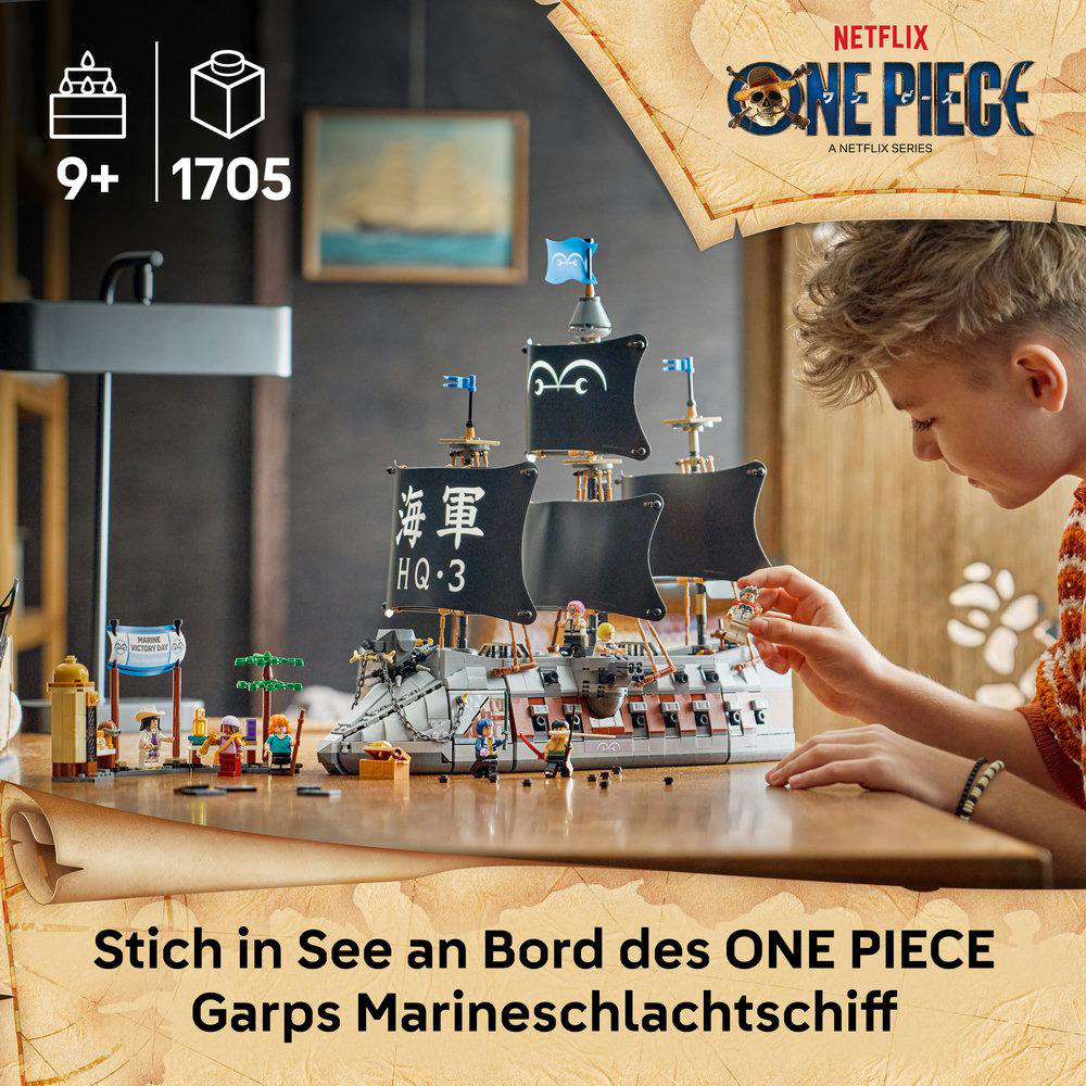 Ein Junge baut ein großes Lego One Piece Marineschiff auf einem Holztisch.