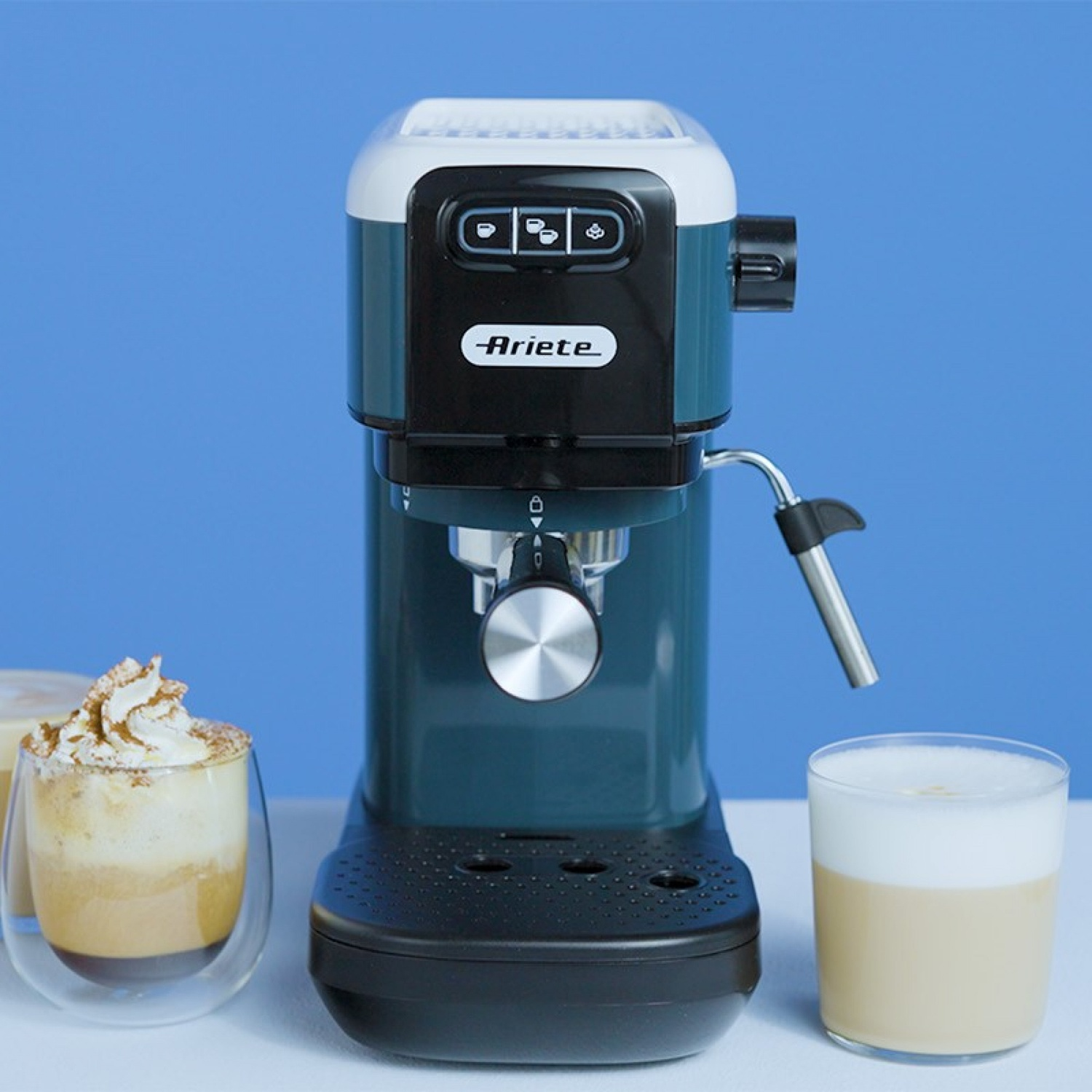 Macchina da caffè espresso Ariete blu con due bicchieri di caffè su un tavolo bianco con sfondo blu.