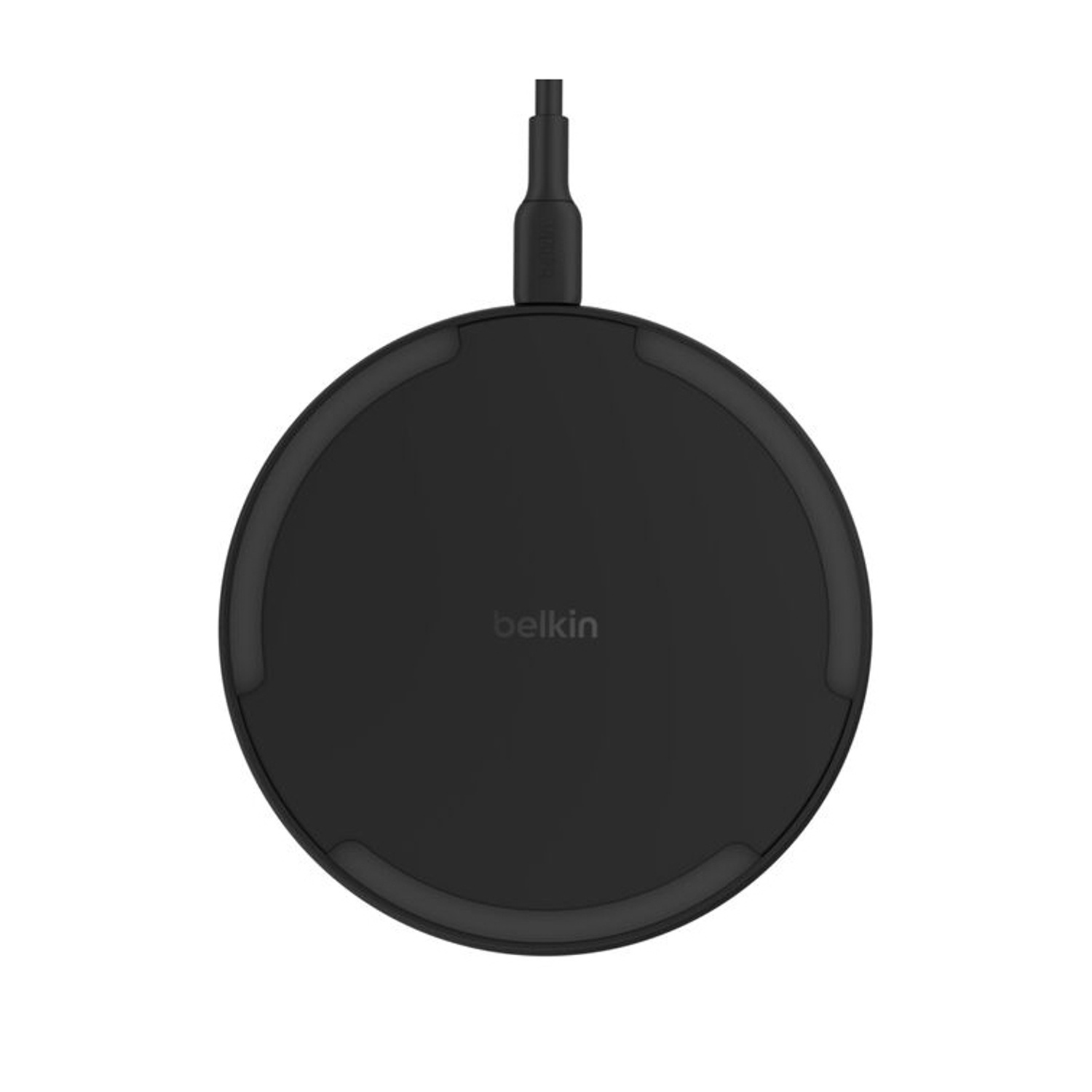 Un caricabatterie wireless Belkin rotondo nero con un cavo collegato su sfondo bianco.