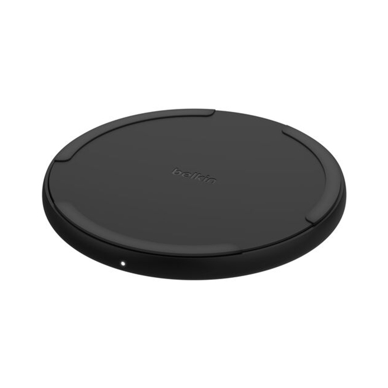 Caricabatterie wireless Belkin nero e rotondo con una piccola luce di stato bianca su sfondo bianco.
