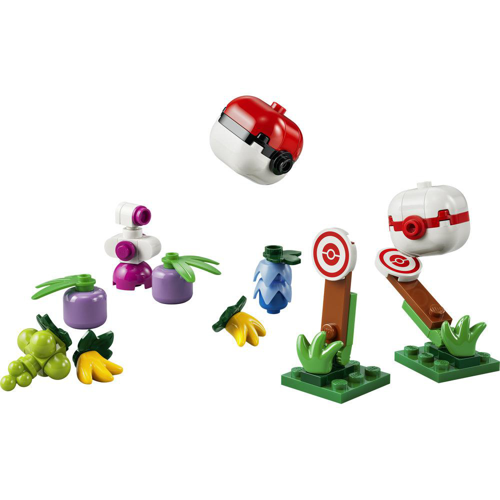 Lego Pokéball mit Beeren, Bananen und Zielscheiben auf grünem Grund.