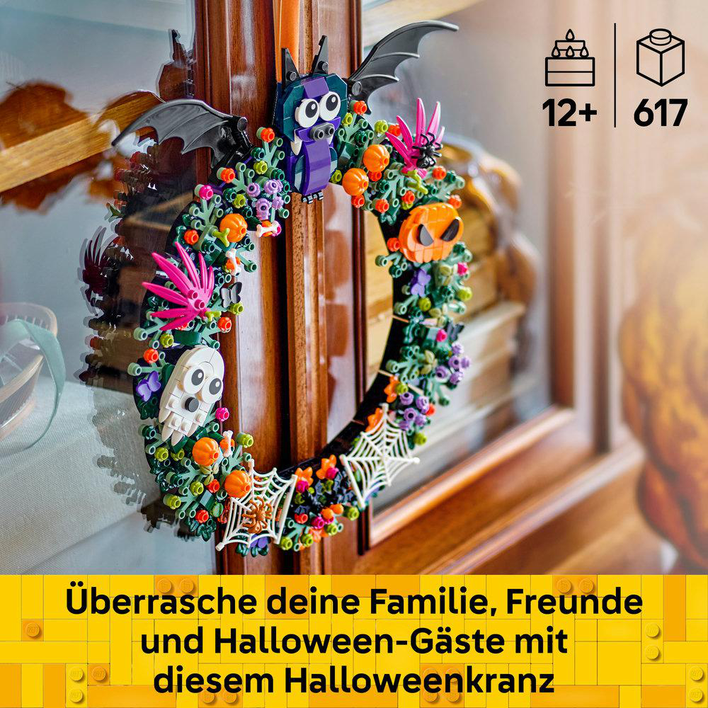 Ein detailreicher LEGO Halloween-Kranz mit Fledermaus, Kürbissen und Spinnenweben.