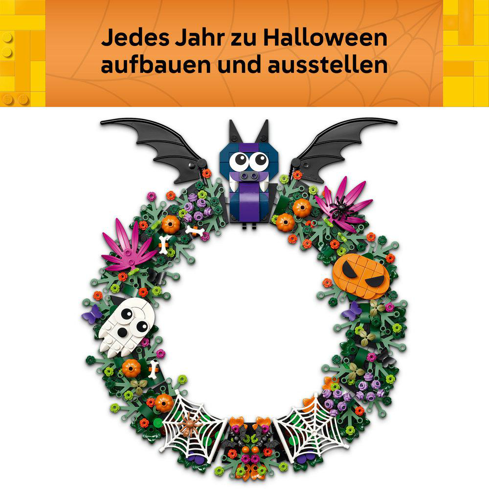 Halloween-LEGO-Kranz mit Fledermaus, Kürbissen und Spinnennetzen auf weißem Grund.