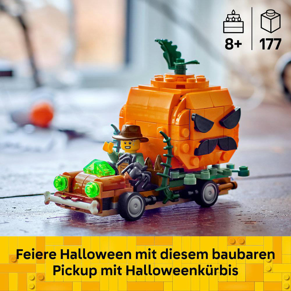 Ein Lego-Pickup transportiert einen großen, gruseligen Halloweenkürbis mit einem Minifiguren-Fahrer.