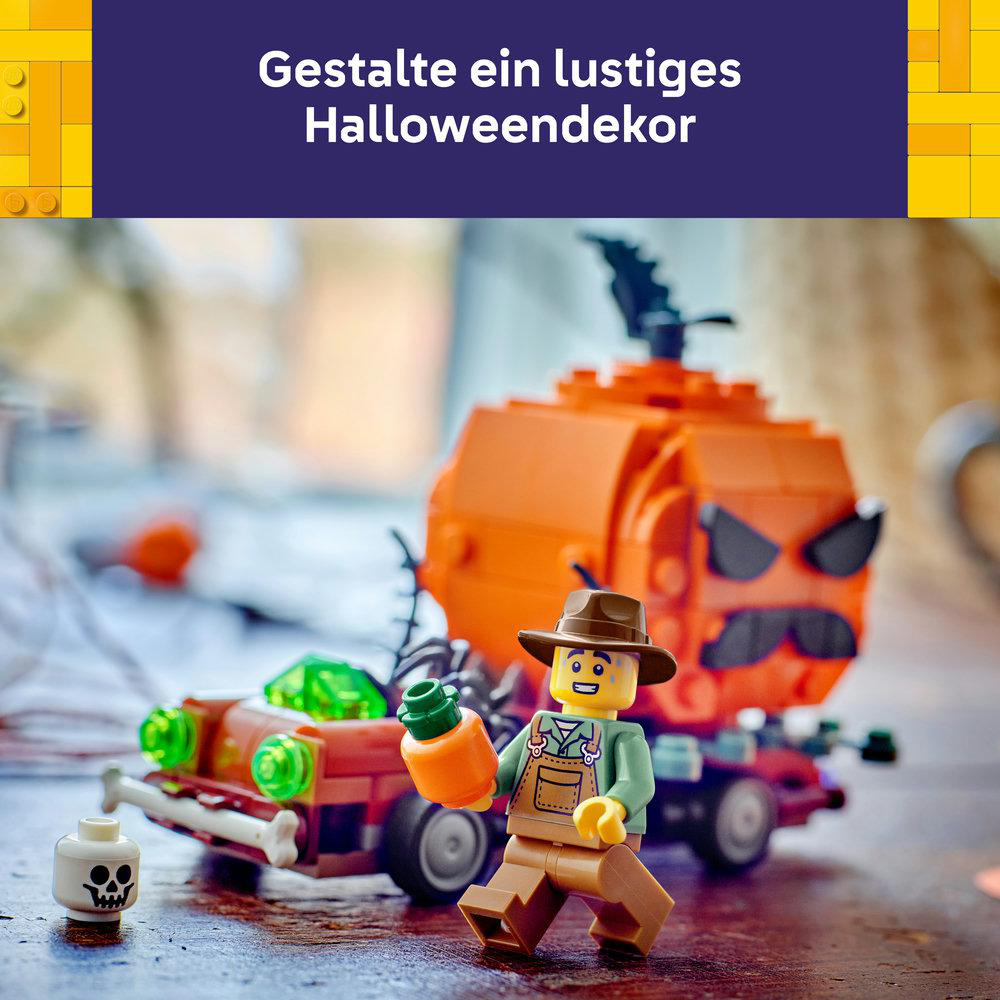 Lego-Figur in Panik vor einem großen orangefarbenen Kürbis auf Rädern mit Skelettkopf und Karre.