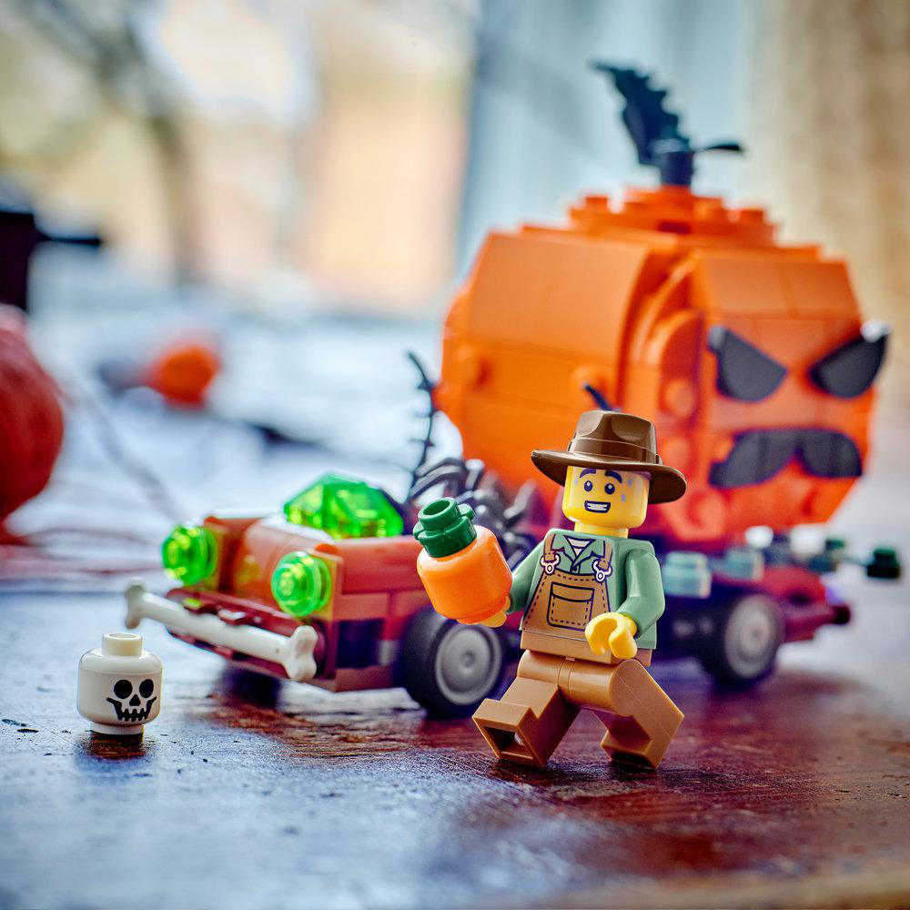Ein Lego-Abenteurer hält einen Trank neben einem gruseligen Auto und einer großen Kürbiskutsche.