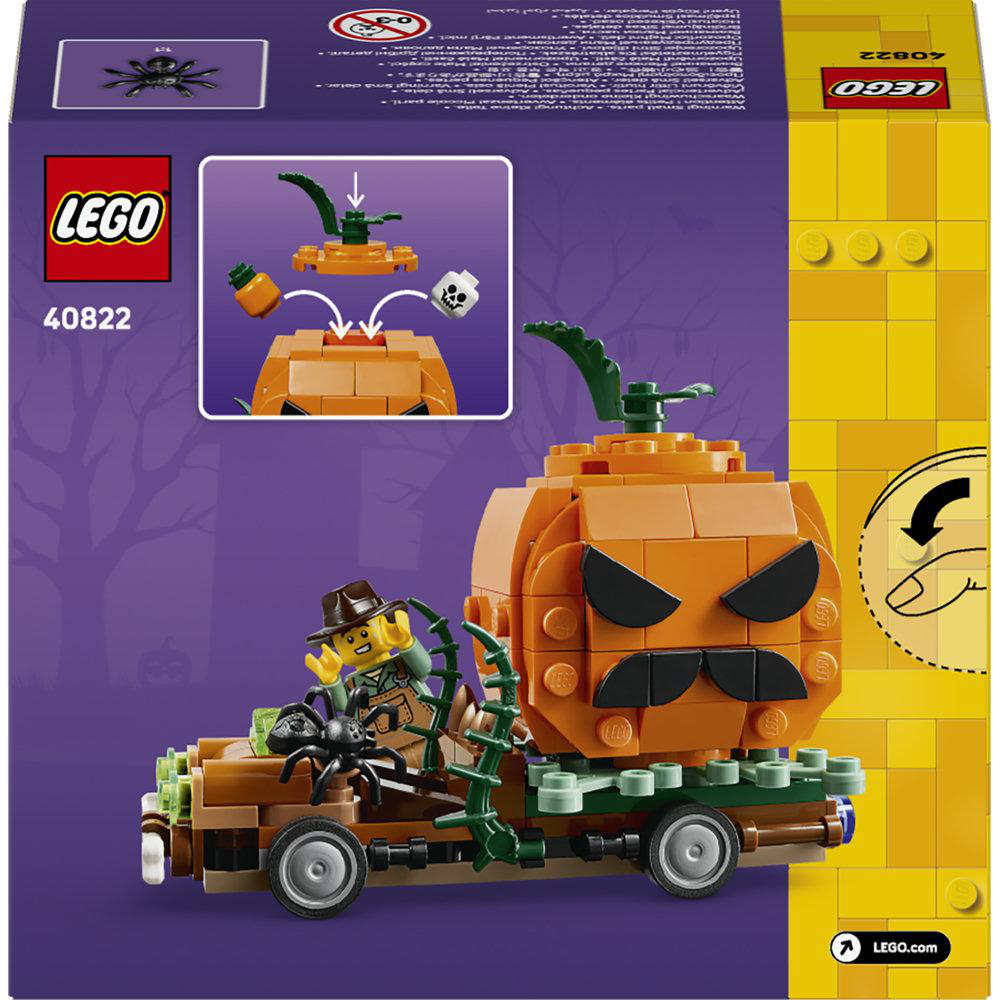 Lego Halloween-Set 40822 mit einer Kürbiskutsche, Figur und Spinne vor lila-gelbem Hintergrund.