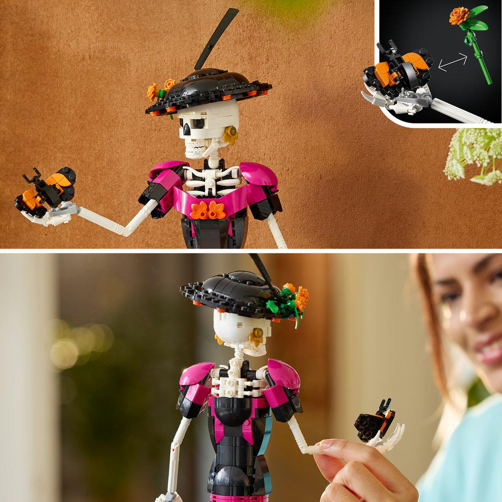 Lego-Skelettfigur in einem bunten Outfit mit Hut und Blume in der Hand.