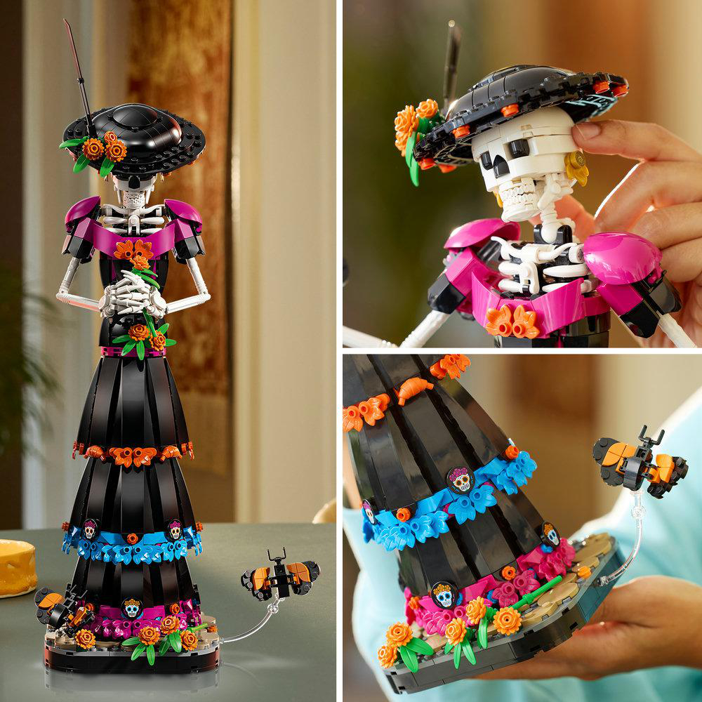 Eine Lego-Skelettfigur im eleganten Kleid mit Hut und Blumen.