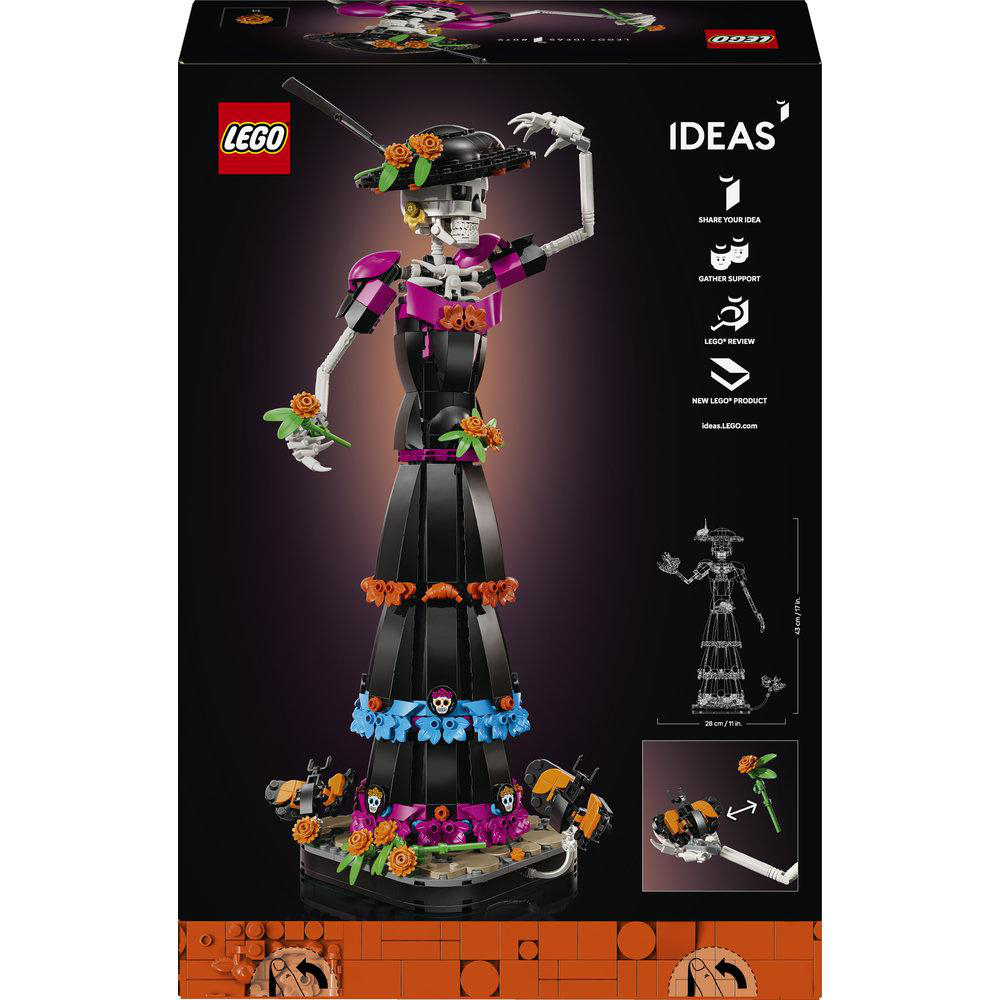 Lego Ideas Set zeigt ein skelettiertes Modell in schwarzem Kleid, dekoriert mit orangen und blauen Blumen.