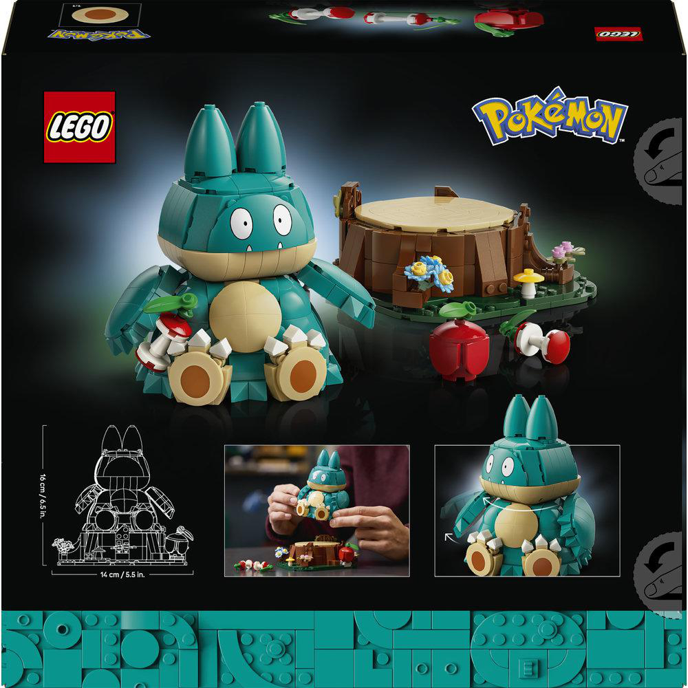 Lego Pokémon Set mit einer großen blauen Snorlax-Figur, einem Baumstumpf und roten Beeren auf schwarzem Hintergrund.