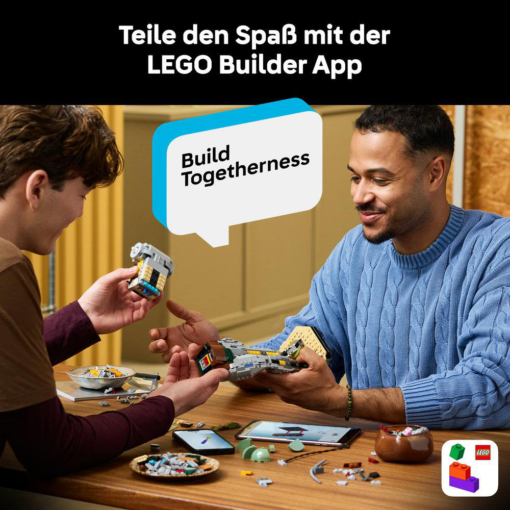 Zwei junge Männer sitzen an einem Holztisch und bauen gemeinsam LEGO-Modelle mit einer App.