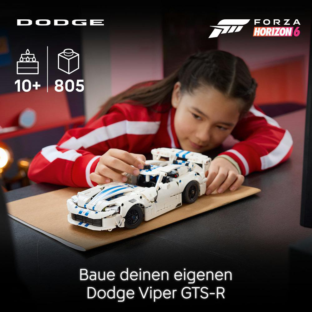 Ein junges Mädchen baut ein weiß-blaues Dodge Viper GTS-R Lego-Auto.