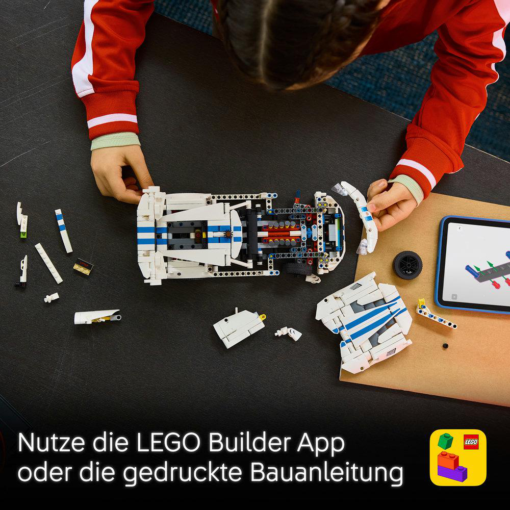 Ein Kind baut ein Lego-Auto, während es die Lego Builder App auf einem Tablet nutzt.