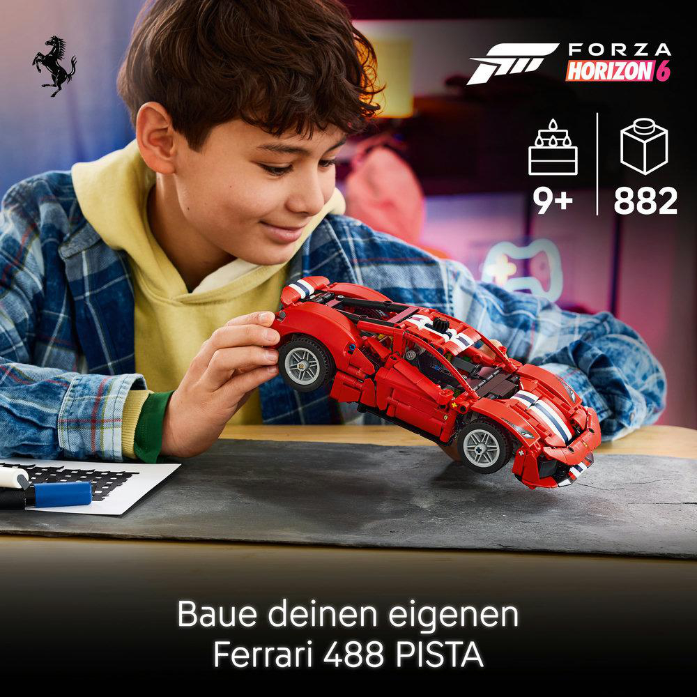 Ein Junge baut ein rotes Lego-Ferrari-Spielzeugauto an einem Tisch.