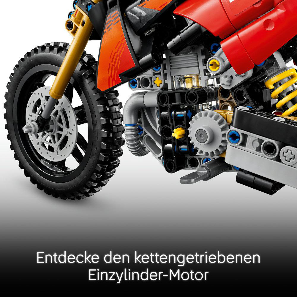 Nahaufnahme eines gebauten Lego-Motorrads mit sichtbarem Motor und Vorderrad.