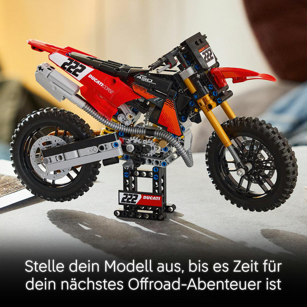 Ein detailliertes rotes und schwarzes LEGO Ducati Dirt-Bike steht auf einem Ständer.