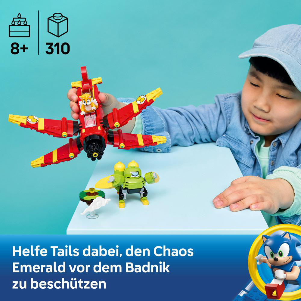 Ein Junge spielt mit einem Lego Sonic Set, das eine rote Tails-Flugzeug und eine grüne Badnik-Figur enthält.