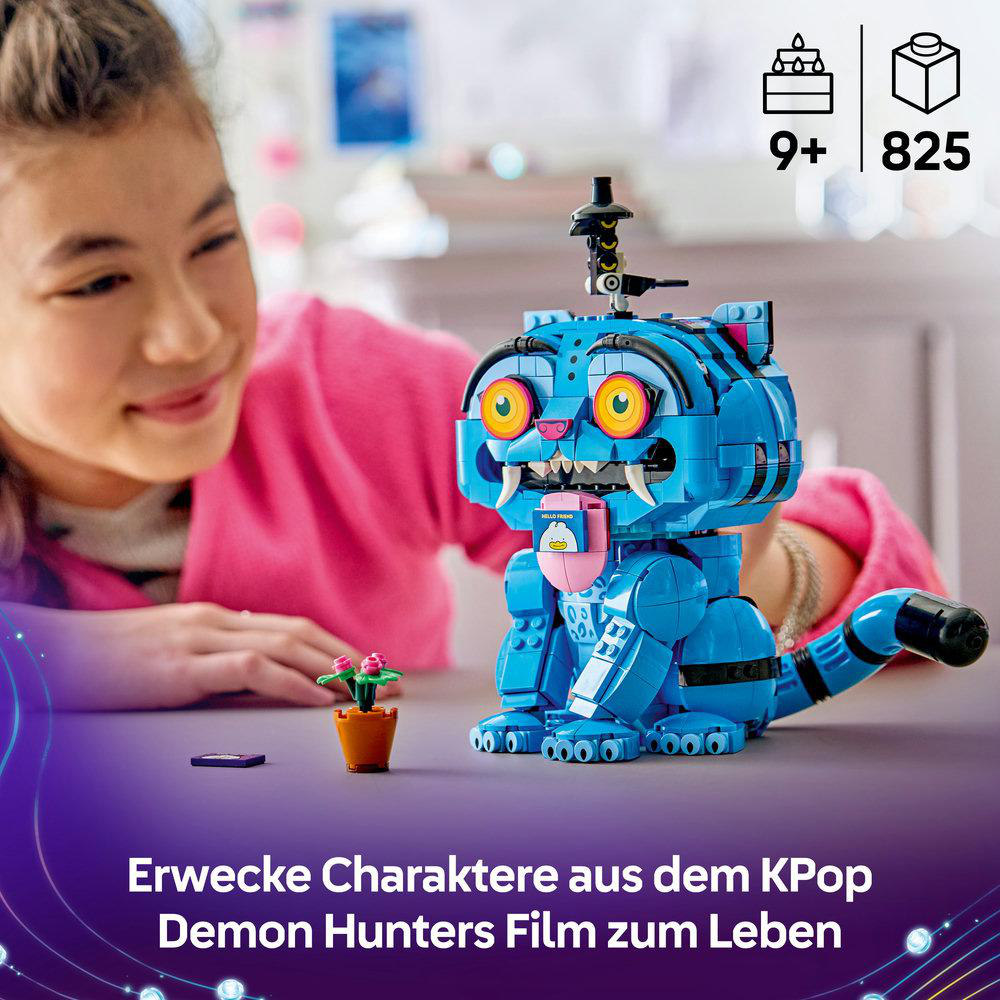 Ein Mädchen baut eine blaue LEGO-Figur neben einer kleinen Pflanze.