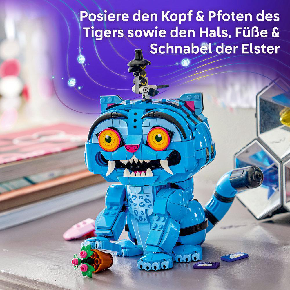 Blaue Lego-Tigerfigur mit grossem Kopf, gelben Augen, weissen Fangzaehnen und einer kleinen Elster auf dem Kopf.